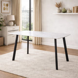 Tavolo Quincy rettangolare con piano in ceramica effetto marmo e gambe nere in metallo, ambientato in sala da pranzo moderna con sedie coordinate
