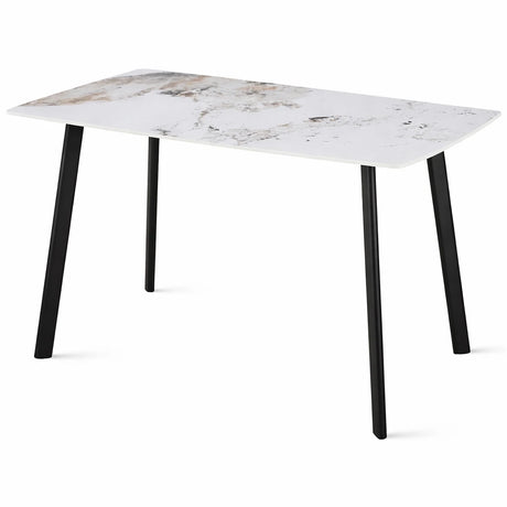 Tavolo Quincy rettangolare con piano in ceramica effetto marmo e gambe nere in metallo, ambientato in sala da pranzo moderna con sedie coordinate
