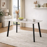 Tavolo Quincy rettangolare con piano in ceramica effetto marmo e gambe nere in metallo, ambientato in sala da pranzo moderna con sedie coordinate
