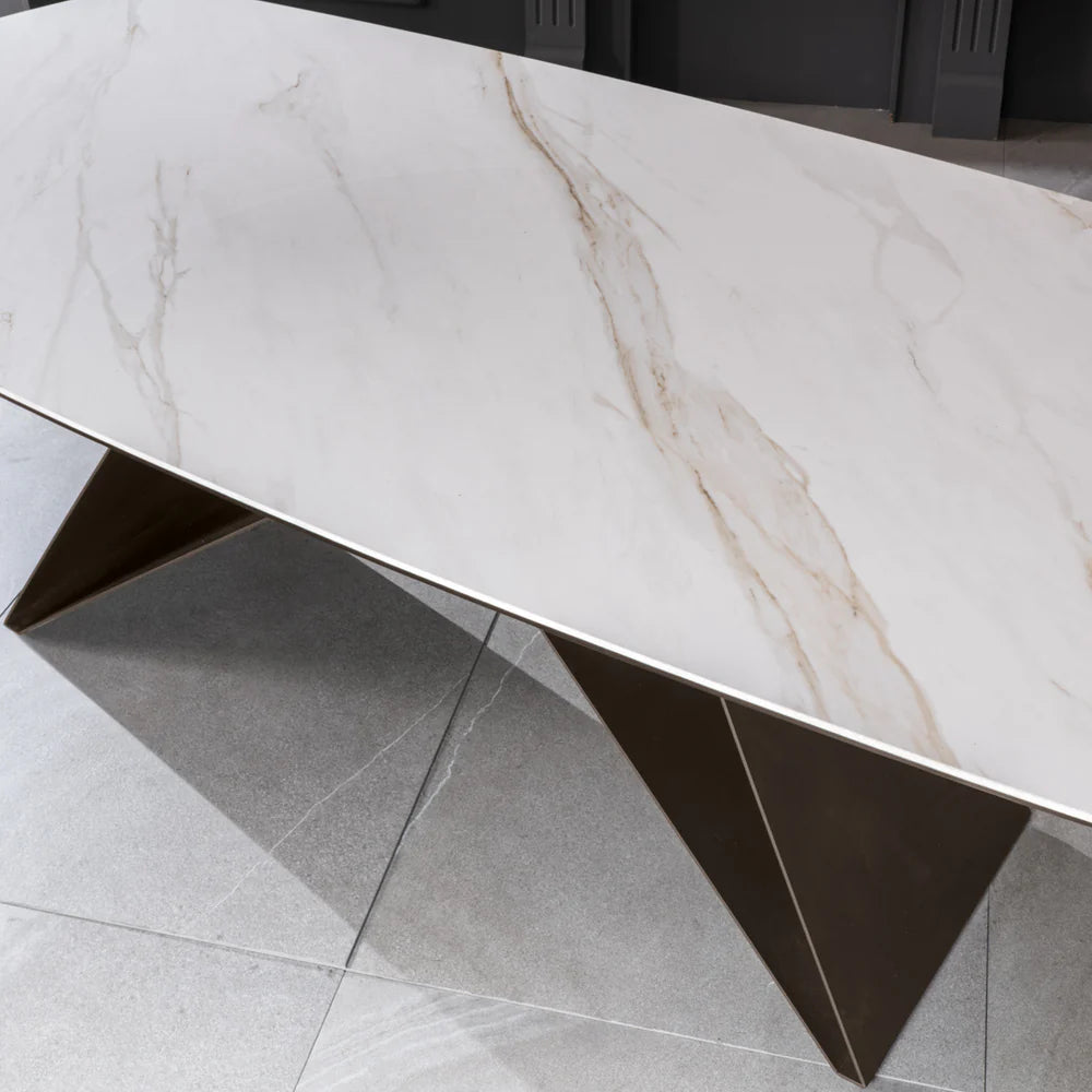 Tavolo Thanos X allungabile con piano in ceramica effetto marmo Calacatta Oro e struttura in metallo bronzo


