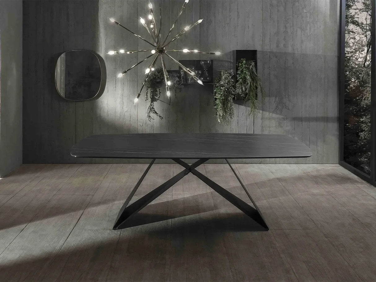 Tavolo Thanos X allungabile con piano in ceramica effetto marmo Calacatta Oro e struttura in metallo bronzo

