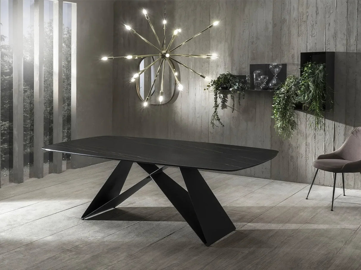 Tavolo Thanos X allungabile con piano in ceramica effetto marmo Calacatta Oro e struttura in metallo bronzo

