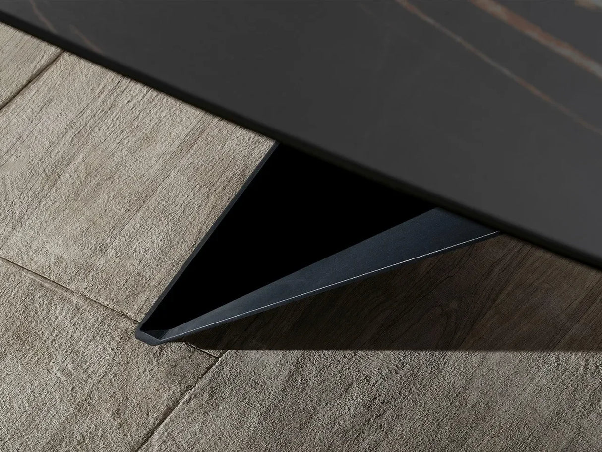 Tavolo Thanos X allungabile con piano in ceramica effetto marmo Calacatta Oro e struttura in metallo bronzo

