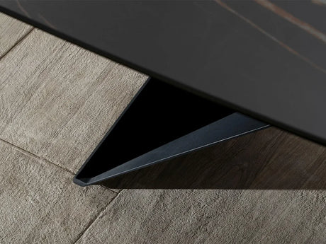 Tavolo Thanos X allungabile con piano in ceramica effetto marmo Calacatta Oro e struttura in metallo bronzo

