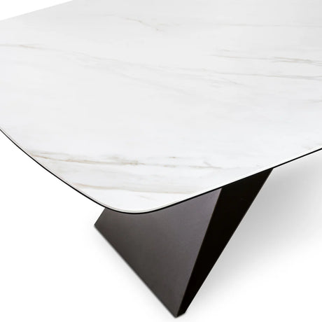 Tavolo Thanos X allungabile con piano in ceramica effetto marmo Calacatta Oro e struttura in metallo bronzo