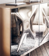 Madia Kristal 2B Italia con ante in vetrofuso e finitura specchio brown o vetro bronzo satinato. Credenza moderna di design per soggiorno elegante.