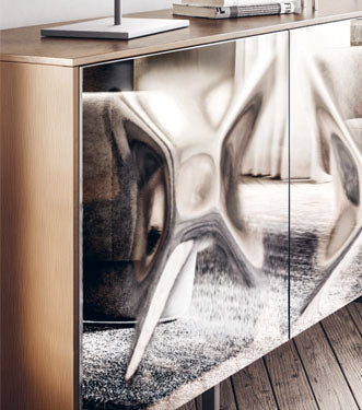 Madia Kristal 2B Italia con ante in vetrofuso e finitura specchio brown o vetro bronzo satinato. Credenza moderna di design per soggiorno elegante.