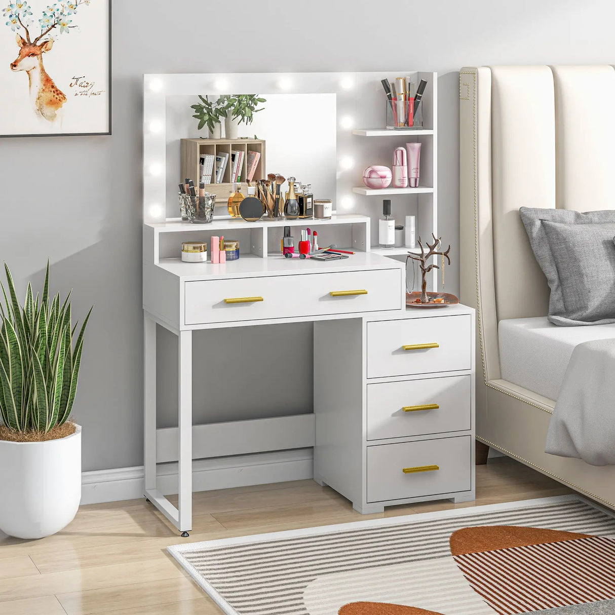 Elegante toeletta da trucco in MDF bianco con specchio rettangolare e 5 cassetti. Ideale per arredare camere da letto moderne, questa coiffeuse offre spazio e stile per la tua routine di bellezza. Superficie facile da pulire e struttura solida in legno melaminico.