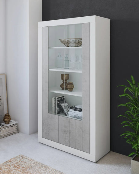 Vetrina Urbino moderna 2 ante in finitura Larice Bianco e Beton con ampio spazio contenitivo